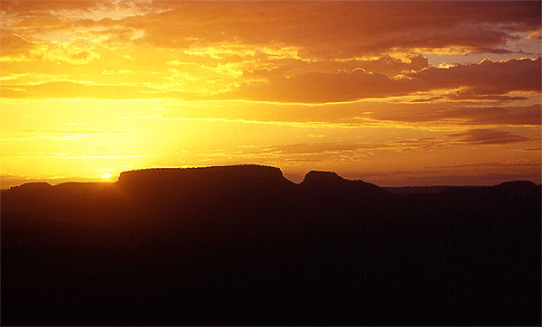 Looking across the Arcadia valley towards Expedition Range National Park from Lonesome National Park 
<br>
Photo: Robert Downie - 2002 (EOS 300) 