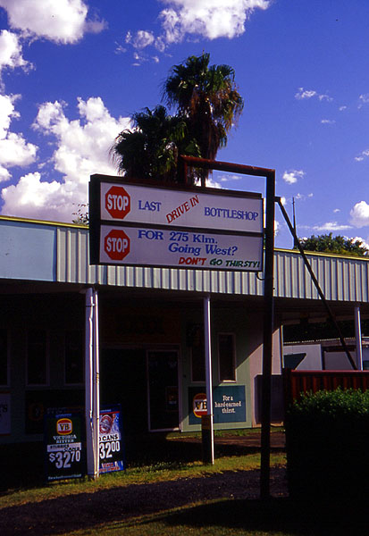 The local bottle shop in Roma
<br>
Photo: Robert Downie - 2002 (EOS 300) 