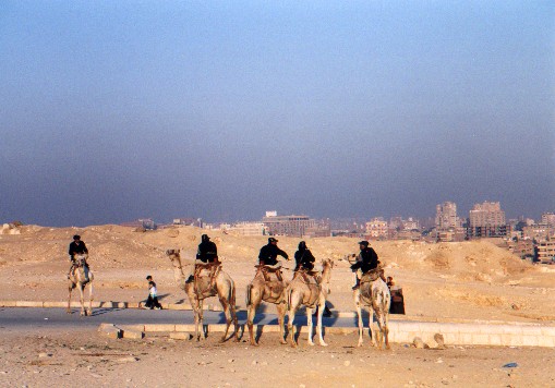 Egyptian police - Giza Plateau
<br>
Photo: Robert Downie - February 2001 (EOS 300) 