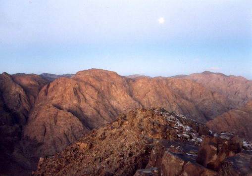 A cold eairly morning summit of Mt Sinai (2285m)
<br>
Photo: Robert Downie - February 2001 (EOS 300) 