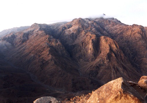 A cold eairly morning summit of Mt Sinai (2285m)
<br>
Photo: Robert Downie - February 2001 (EOS 300) 