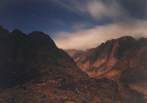 The long pre dawn slog up to the summit of Mt Sinai for the sunrise.
<br>
Photo: Robert Downie - February 2001 (EOS 300) 