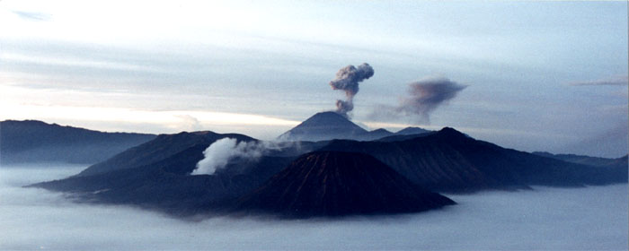 Gunung Bromo (2392m)
<br>
Photo: Robert Downie - December 1997 - (EOS IX) 