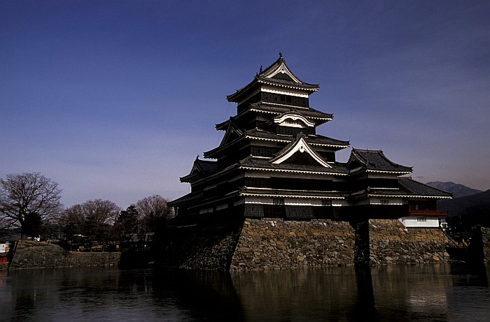 Matsumoto Castle
<br>
Photo: Robert Downie - January 2006 (EOS 300)