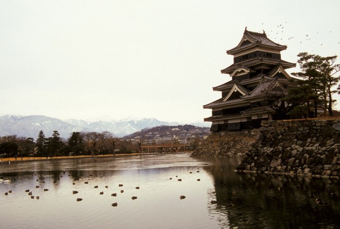 Matsumoto Castle
<br>
Photo: Robert Downie - January 2006 (EOS 300)