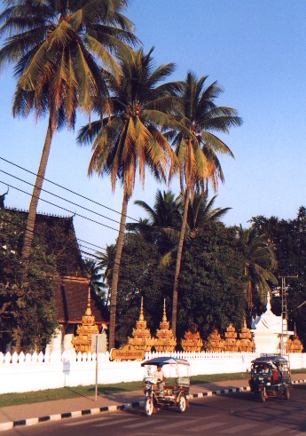 Thanon Fa Ngum - Vientiane
<br>
Photo: Robert Downie - December 2000 (EOS 300) 