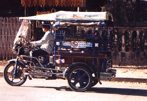 Luang Phabang
<br>
Photo: Robert Downie - December 2000 (EOS 300) 