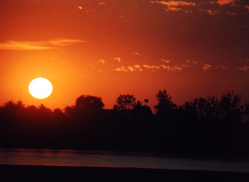 Looking accross at Thailand  - Mekong River - Vientiane
<br>
Photo: Robert Downie - December 2000 (EOS 300) 