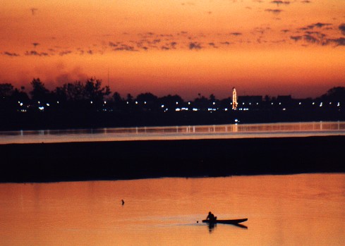 Looking accross at Thailand  - Mekong River - Vientiane
<br>
Photo: Robert Downie - December 2000 (EOS 300) 