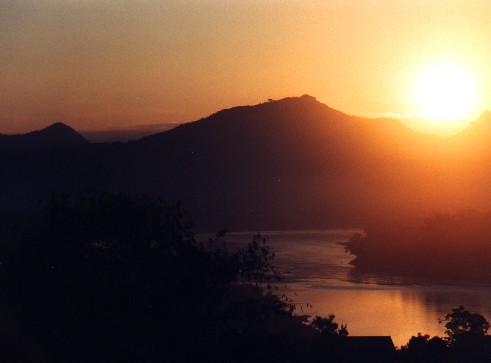 Sunset over the Mekong river  - That Chomsi - Luang Phabang
<br>
Photo: Robert Downie - December 2000 (EOS 300) 