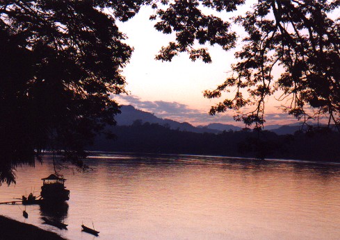 Mekong River - Luang Phabang
<br>
Photo: Robert Downie - December 2000 (EOS 300) 