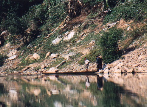 Boat ride from Nong Khiaw to Lang Phabang 
<br>
Photo: Robert Downie - December 2000 (EOS 300) 