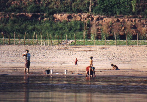 Boat ride from Nong Khiaw to Lang Phabang 
<br>
Photo: Robert Downie - December 2000 (EOS 300) 