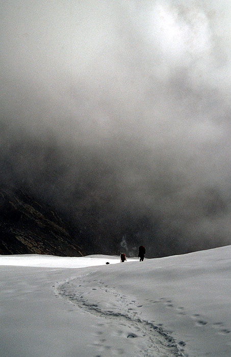 Going over the Cho La (Chhugyuma) pass - 5420m 
<br>
Photo: Robert Downie - 2004 (EOS 300)