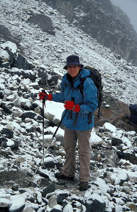 Ady making her way up to the Cho La (Chhugyuma) pass - 5420m 
<br>
Photo: Robert Downie - 2004 (EOS 300)