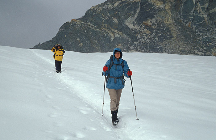 Ady and Saroj coming over the  Cho La (Chhugyuma) pass - 5420m 
<br>
Photo: Robert Downie - 2004 (EOS 300)