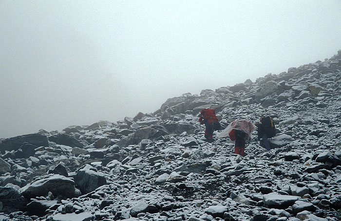 The final stretches up to the Cho La (Chhugyuma) pass (5420m) 
<br>
Photo: Robert Downie - 2004 (EOS 300)