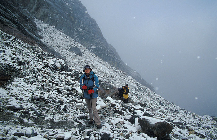 Ady undertaking the final stretches up to the Cho La (Chhugyuma) pass (5420m) with our guide Saroj in the background.
<br>
Photo: Robert Downie - 2004 (EOS 300)