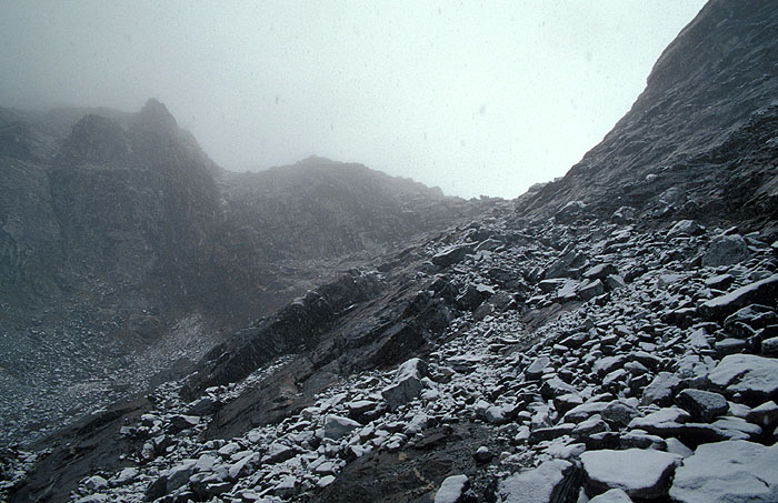 The final stretches up to the Cho La (Chhugyuma) pass (5420m)
<br>
Photo: Robert Downie - 2004 (EOS 300)