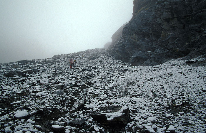 The final stretches up to the Cho La (Chhugyuma) pass (5420m)
<br>
Photo: Robert Downie - 2004 (EOS 300)