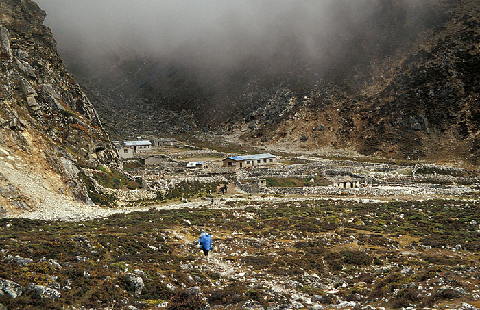 Walking into the small village of Thangnak (Dragnag) at 4700m 
<br>
Photo: Robert Downie - 2004 (EOS 300)
