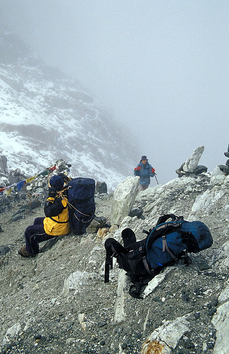 Miserable weather greats us at the pass itself - Cho La (Chhugyuma) pass (5420m) 
<br>
Photo: Robert Downie - 2004 (EOS 300)