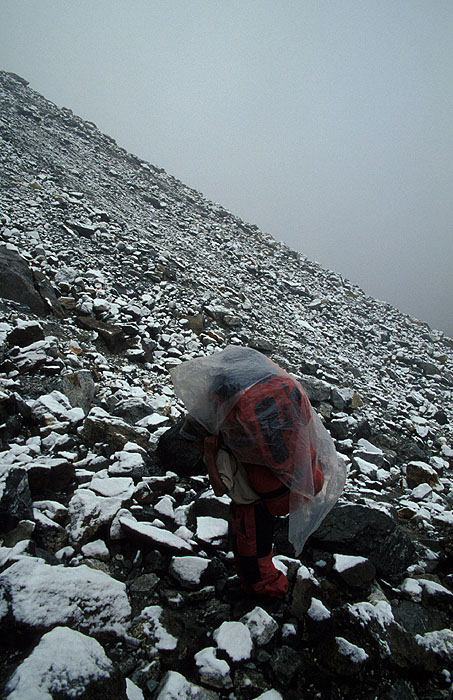 The final stretches up to the Cho La (Chhugyuma) pass (5420m)
<br>
Photo: Robert Downie - 2004 (EOS 300)