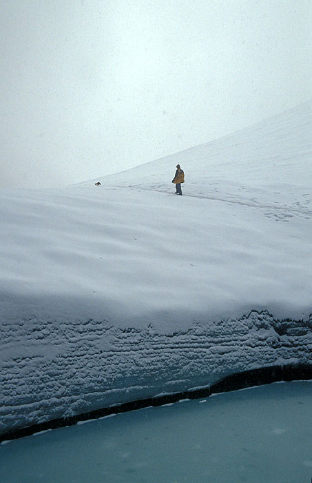 Our guide Hari and a stray dog crossing the Cho La (Chhugyuma) pass (5420m) 
<br>
Photo: Robert Downie - 2004 (EOS 300)