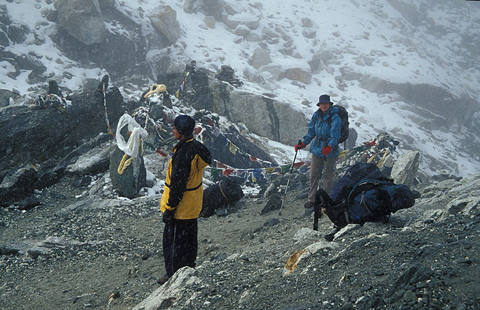 Miserable weather greats us at the pass itself - Cho La (Chhugyuma) pass (5420m)
<br>
Photo: Robert Downie - 2004 (EOS 300)