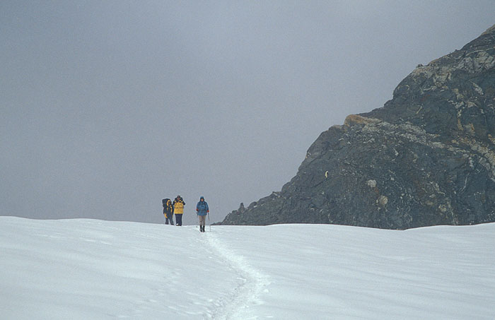 Ady,  with our guides Hari and Saroj coming over the  Cho La (Chhugyuma) pass - 5420m 
<br>
Photo: Robert Downie - 2004 (EOS 300)