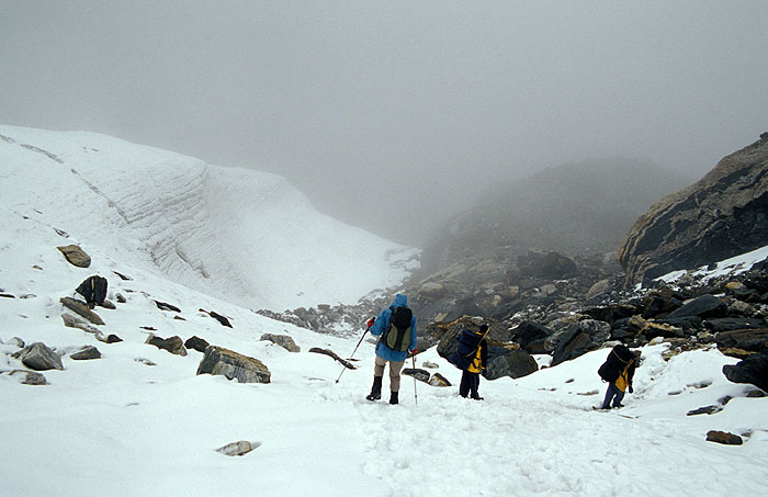Ady,  with our guides Hari and Saroj descending the lip of the glacier- Cho (Chhugyuma) La  pass.
<br>
Photo: Robert Downie - 2004 (EOS 300)