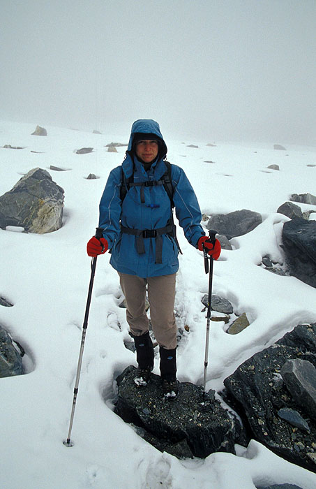 Ady descending the Dzonglha side of the Cho (Chhugyuma) La  pass.
<br>
Photo: Robert Downie - 2004 (EOS 300)