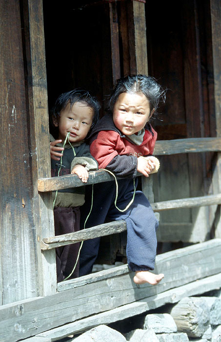 Children along the trail - Monjo (2835m)
<br>
Photo: Robert Downie - 2004 (EOS 300)