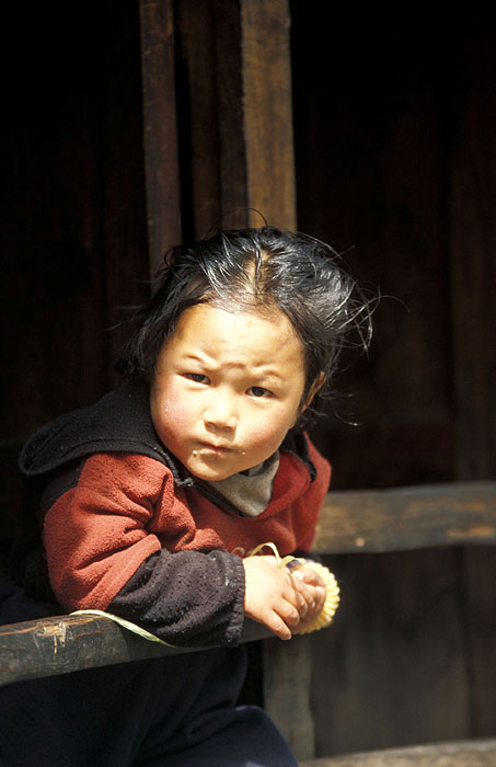 Small child  - Monjo (2835m)
<br>
Photo: Robert Downie - 2004 (EOS 300)