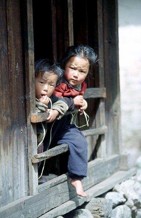 Children along the trail - Monjo (2835m)
<br>
Photo: Robert Downie - 2004 (EOS 300)