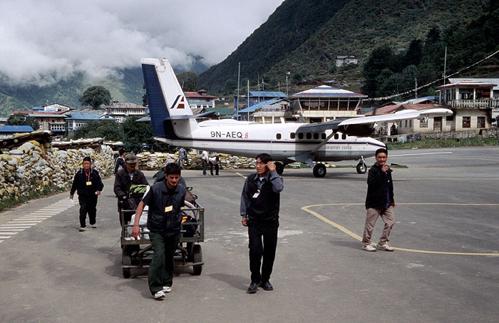 The Twin Otter which landed on the small runway at Lukla (2840m)
<br>
Photo: Robert Downie - 2004 (EOS 300)