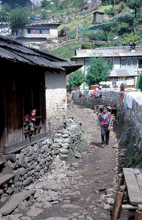 Monjo (2835m)
<br>
Photo: Robert Downie - 2004 (EOS 300)