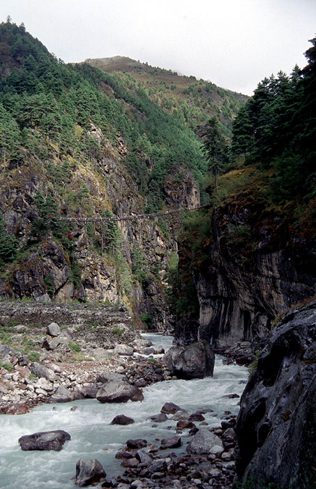 The Larja Bridge (2830m) strung high above the canyon floor.
<br>
Photo: Robert Downie - 2004 (EOS 300)