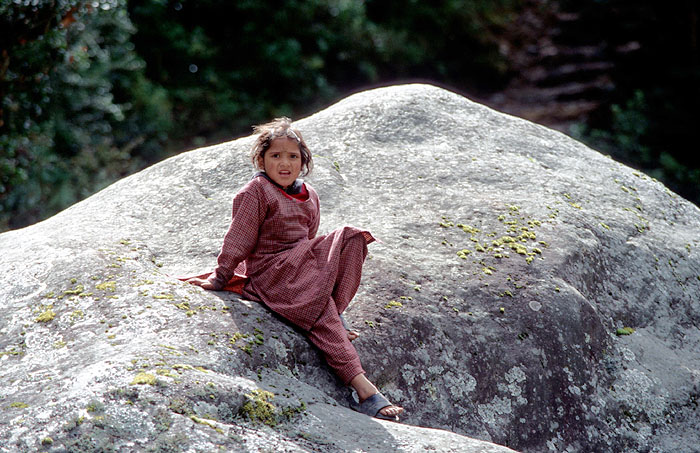 Small child near Jorsale (2740m)
<br>
Photo: Robert Downie - 2004 (EOS 300)