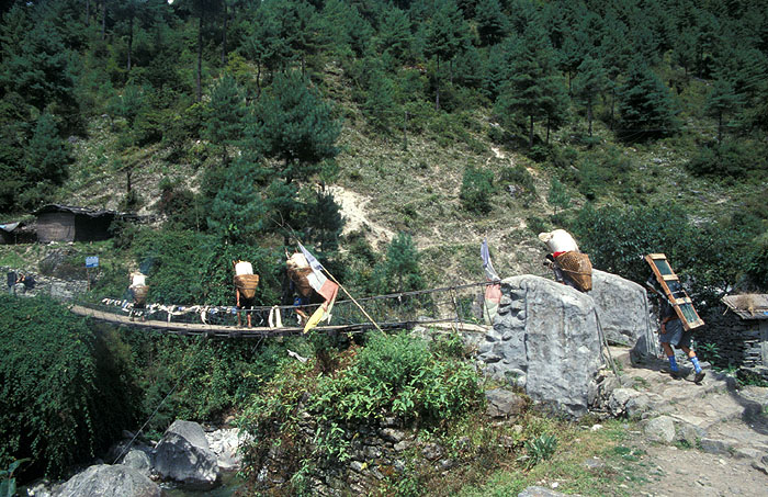 On of the many bridges on the way to Larja Dobhan
<br>
Photo: Robert Downie - 2004 (EOS 300)