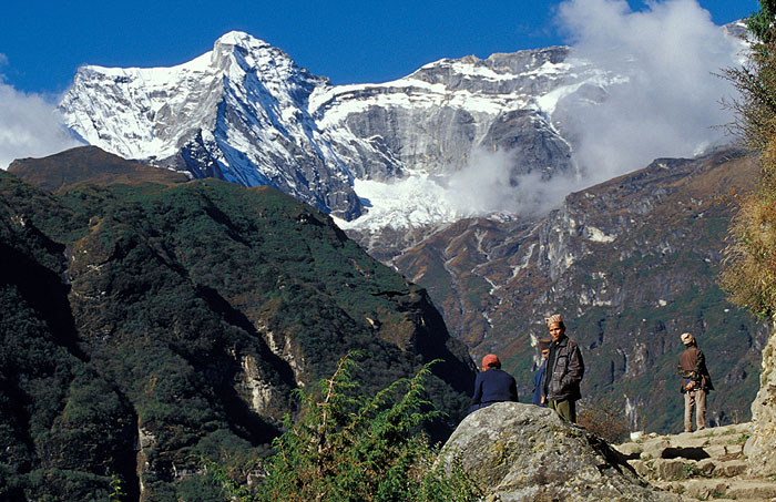 Locals relaxing on the trail to Namche Bazaar (3440m)
<br>
Photo: Robert Downie - 2004 (EOS 300)