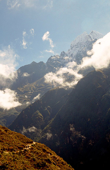 The trail out of Namche Bazaar 
<br>
Photo: Robert Downie - 2004 (EOS 300)