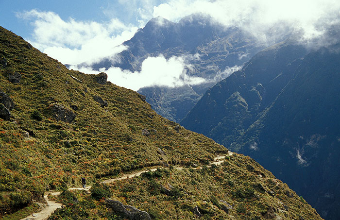 The trail out of Namche Bazaar
<br>
Photo: Robert Downie - 2004 (EOS 300)