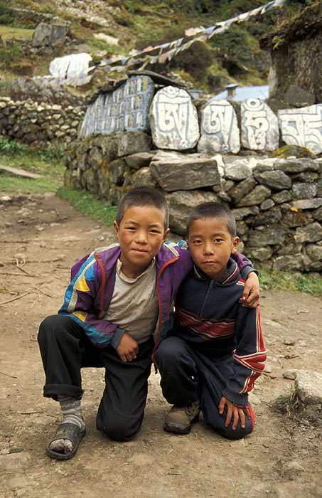 Small boys pose in front of a Chorten in Thamo (3493m)
<br>
Photo: Robert Downie - 2004 (EOS 300)
