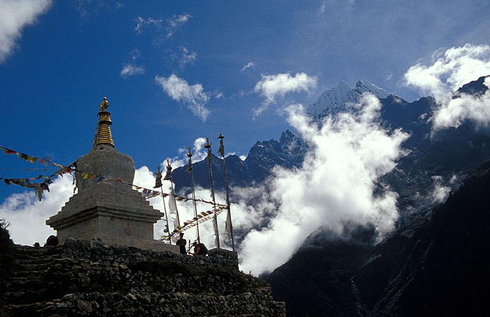 Chorten on the track out of Namche Bazaar
<br>
Photo: Robert Downie - 2004 (EOS 300)