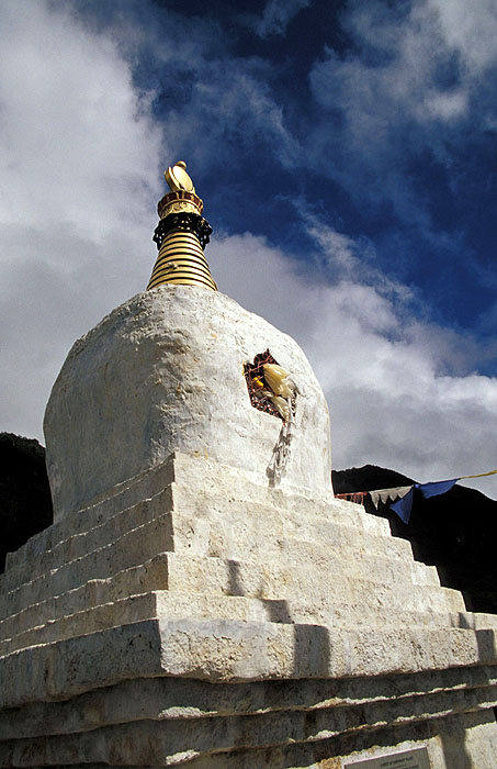 Chorten on the track out of Namche Bazaar
<br>
Photo: Robert Downie - 2004 (EOS 300)