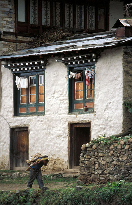 The gruelling job of moving large rocks into Namche Bazaar for building construction.
<br>
Photo: Robert Downie - 2004 (EOS 300)