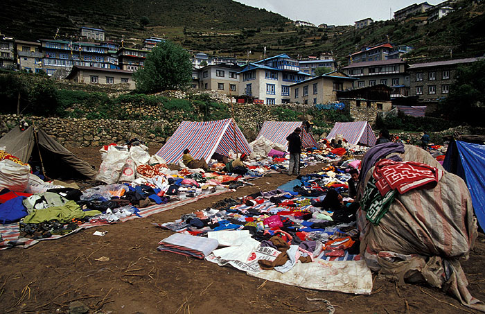 Tibetan Market - Namche Bazaar (3440m)
<br>
Photo: Robert Downie - 2004 (EOS 300)