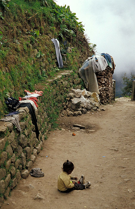 Small child on the trail at the entrance to Namche Bazaar 
<br>
Robert Downie - 2004 (EOS 300)