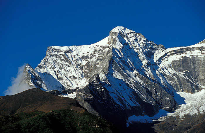 Kwangde peaks taken from Namche Bazaar (3440m) 
<br>
Robert Downie - 2004 (EOS 300)